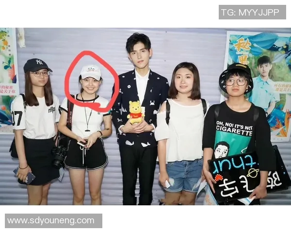 女网红与足球明星的偶遇瞬间引发网络热议背后的故事揭秘