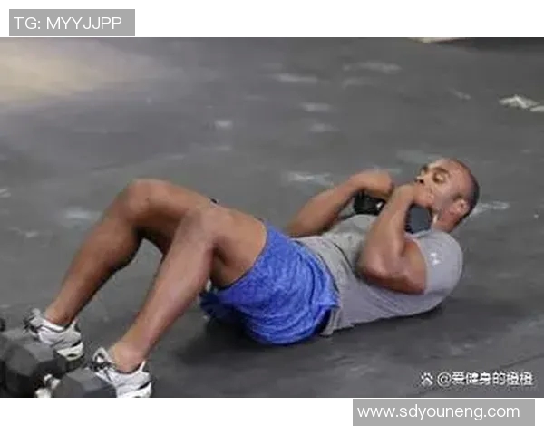 哑铃训练腹肌的有效方法小视频分享让你轻松塑造完美腹部线条